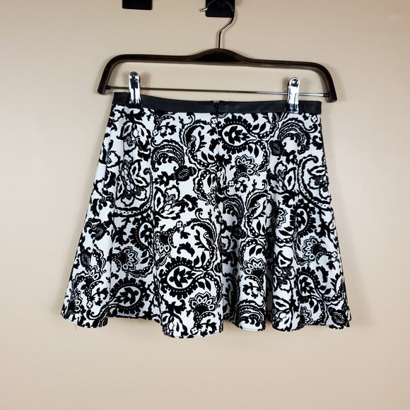 Forever 21 Black Velvet Print Mini Skirt with Faux Leather SIze S - Picture 5 of 10